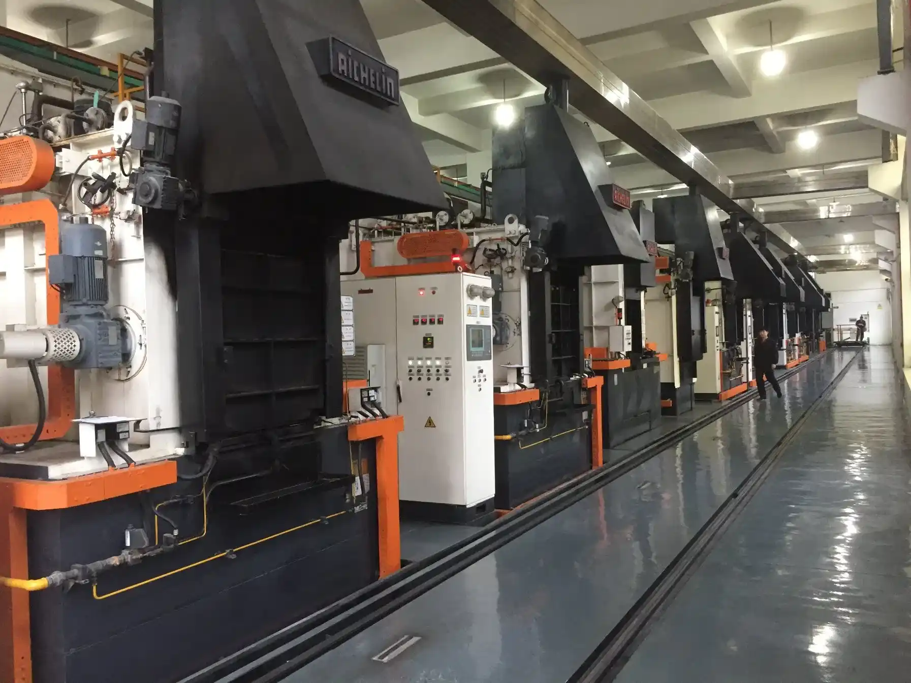 Manufacturing floor showcasing large-scale belt grinder production capacity